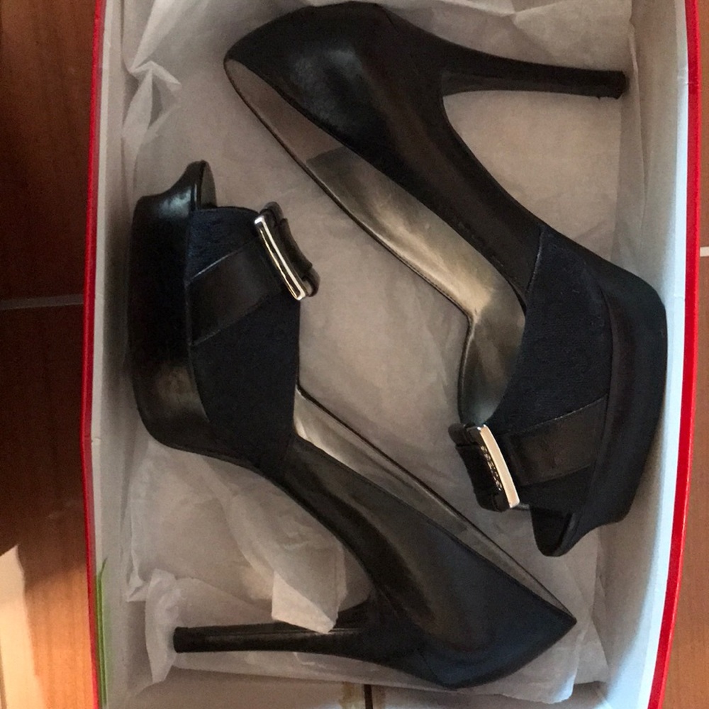 GUESS WGROANNE Leather/ textile peep toe heels 7.5